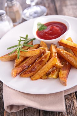 Kızarmış patates ve ketçap.