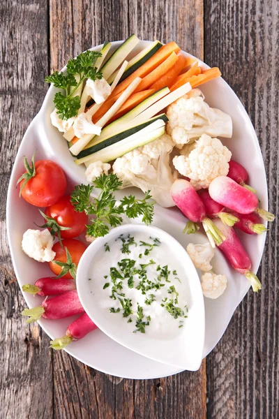 Raw vegetables and dip — Stock Photo, Image