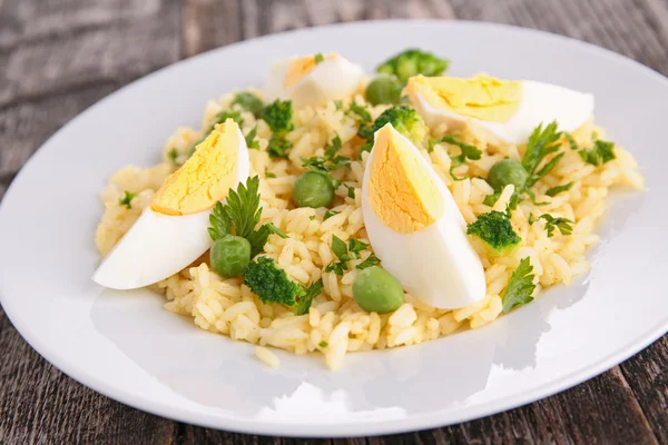 Pirinç ve yumurta plaka üzerinde — Stok fotoğraf