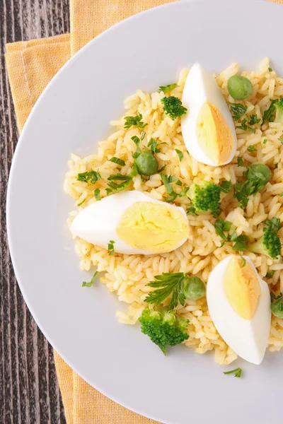 Reis und Eier auf Teller — Stockfoto