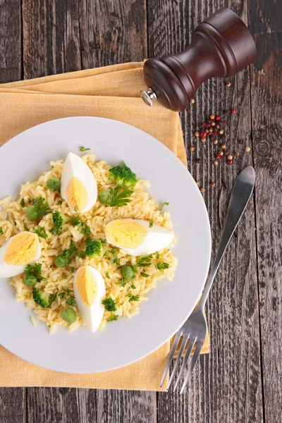 Pirinç ve yumurta plaka üzerinde — Stok fotoğraf