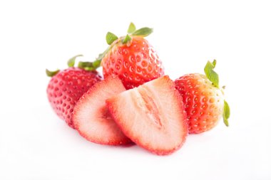 dilimlenmiş ve bütün çilek