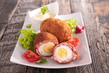 Pişmiş yumurta ve et