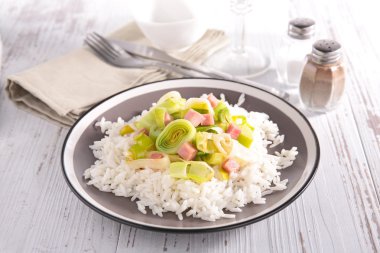 Pirinç ve sebze kapat