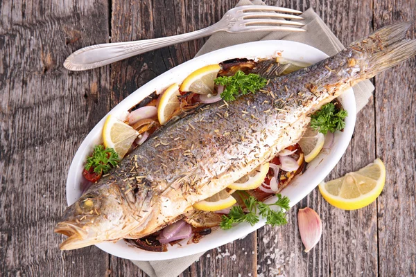 Pescado al horno con limón — Foto de Stock