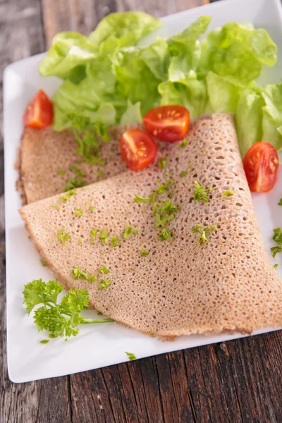 Buckwheat crepe and salad — Stock Photo, Image