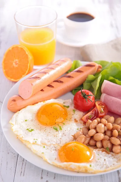 Café da manhã saboroso com suco e café — Fotografia de Stock