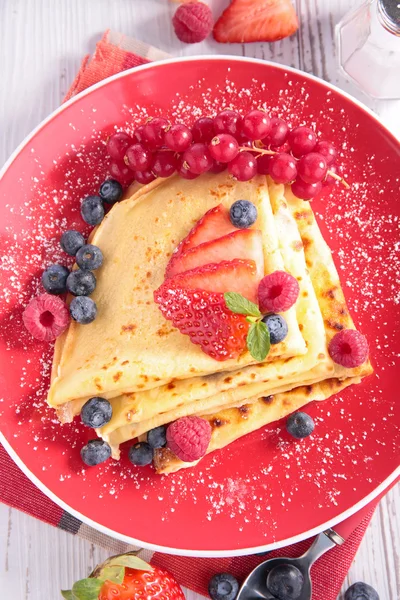 Crepe with sugar and berry — Stock Photo, Image