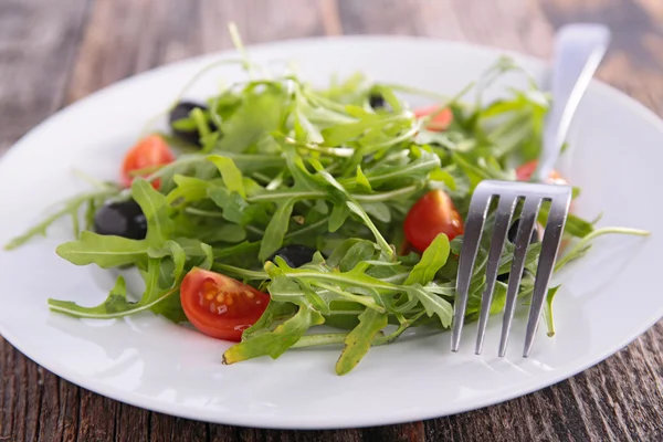 Salade met tomaat en rucola — Stockfoto