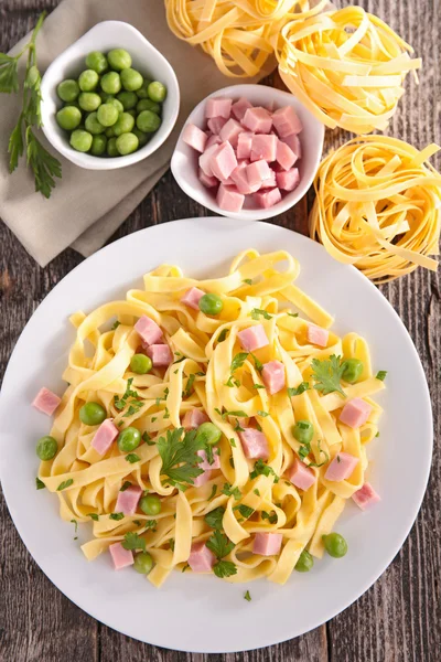 Tagliatelle en ingrediënten — Stockfoto