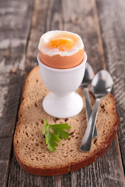 Вареное яйцо близко — стоковое фото
