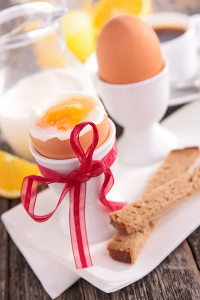 Frukost med kokt ägg — Stockfoto