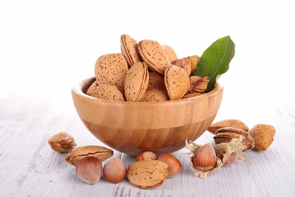 Råa nötter i trä skål — Stockfoto