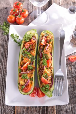 Plaka üzerinde pişmiş kabak