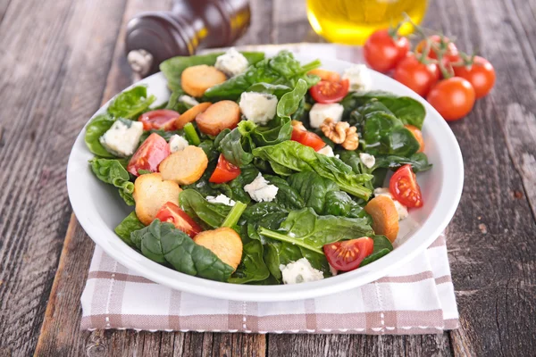 Spinach salad on plate — Stock Photo, Image