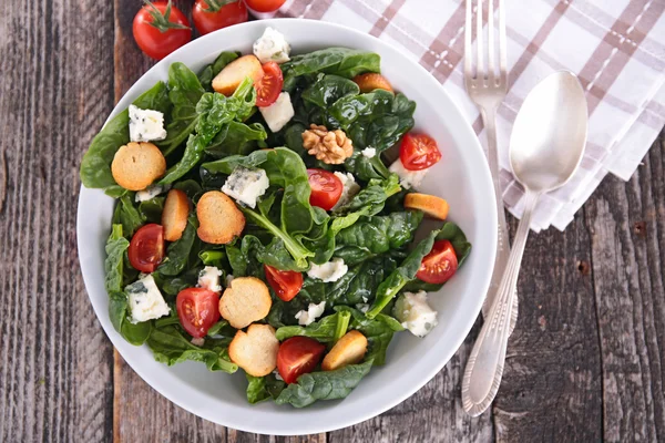 Spinach salad on plate — Stock Photo, Image