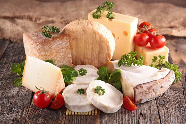 Käsesorten auf Holztisch — Stockfoto