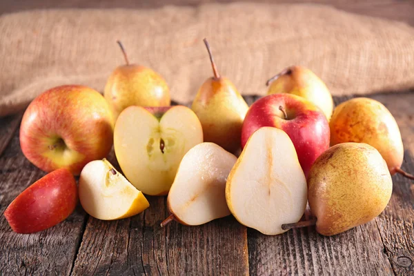 Frische Birnen und Äpfel — Stockfoto