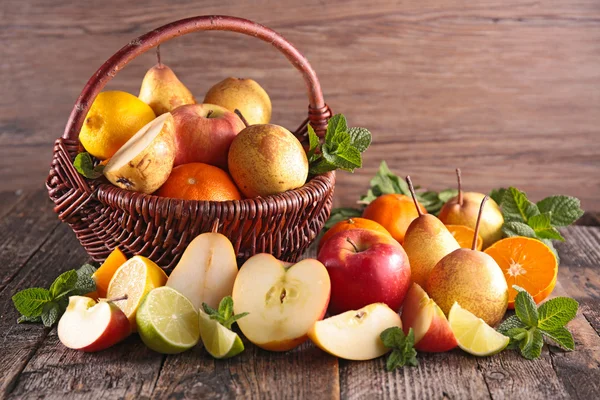Состав со свежими фруктами — стоковое фото