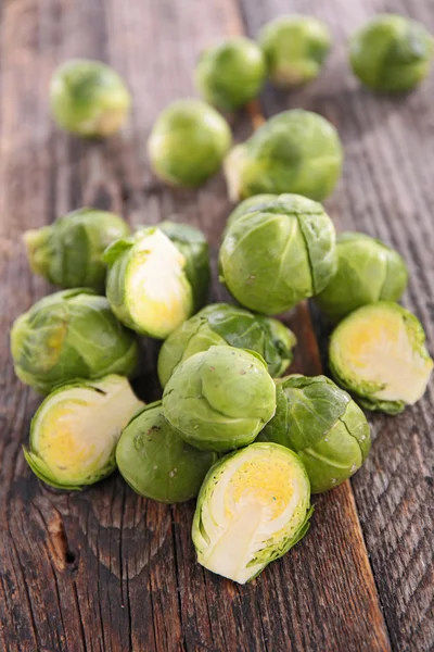 Brussel sprouts whole and slice — Stock Photo, Image