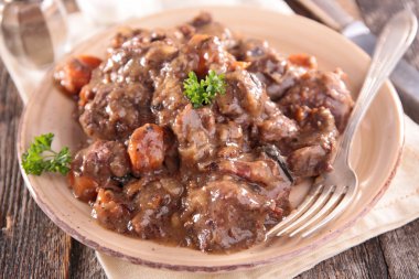 Şarap soslu pişmiş et