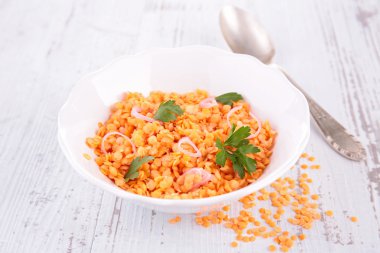 Plaka kırmızı mercimek