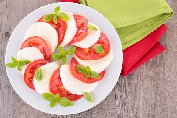 Tomate, mozzarella y albahaca —  Fotos de Stock