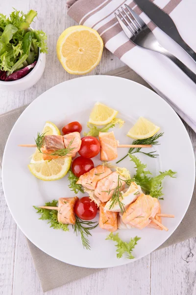 Grilled fish and tomatoes — Stock Photo, Image