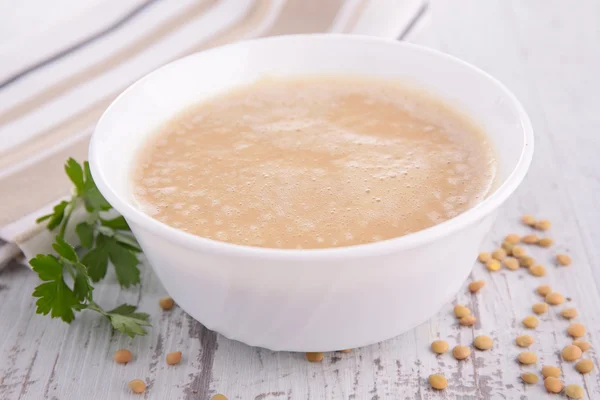 Linsensuppe auf Holztisch — Stockfoto