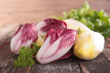 Ahşap üzerine çiğ kırmızı hindiba