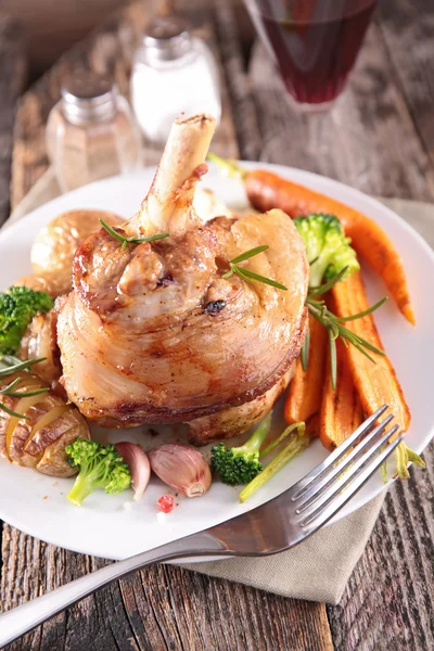 Chuleta de cordero cocida con verduras — Foto de Stock