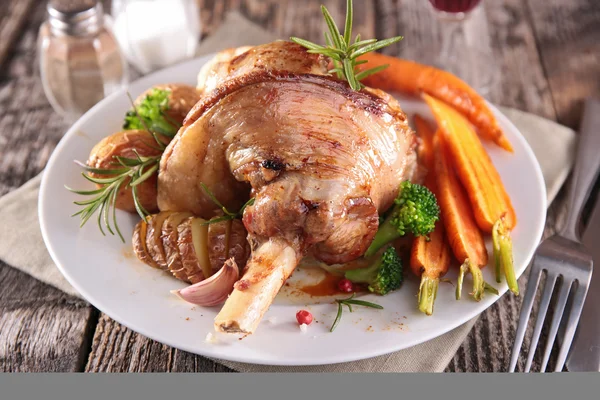 Cooked lamb chop with vegetable — Stock Photo, Image