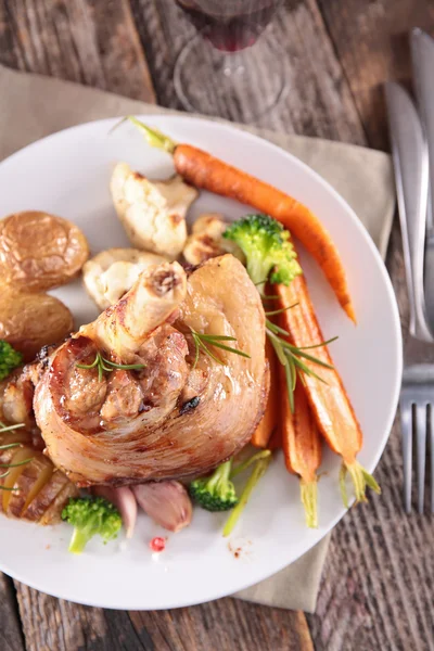 Gekookte lamb chop met plantaardige — Stockfoto