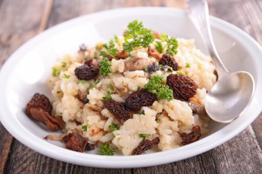 Mantar ve bitki risotto