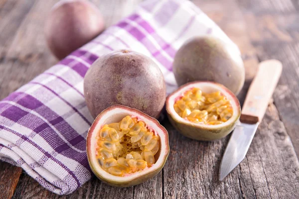 Frutas de la pasión con cuchillo —  Fotos de Stock