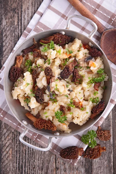 Risotto con setas y hierbas — Foto de Stock