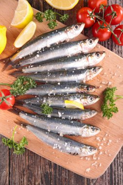 Çiğ küçük balık