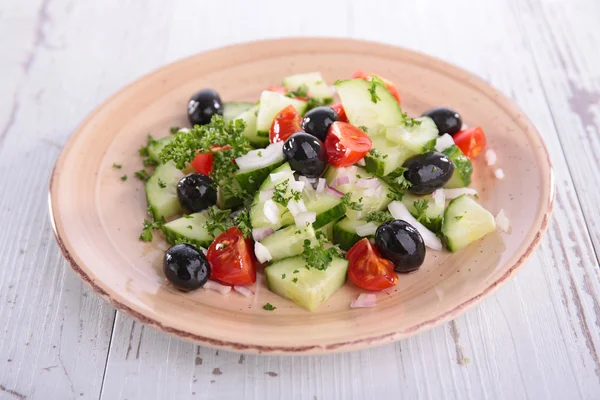 Salada de pepino em prato — Fotografia de Stock