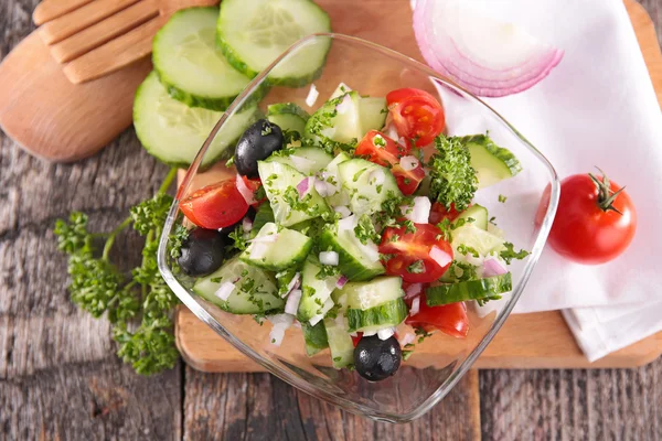 Komkommer salade met tomaat en tomaat — Stockfoto