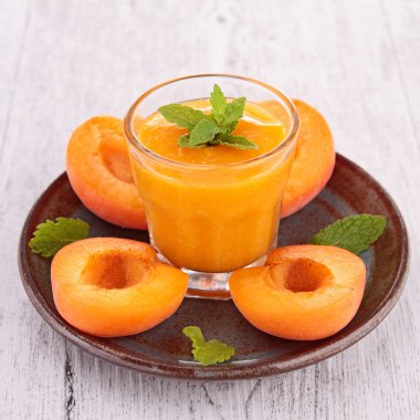 Kayısı reçeli ve taze kayısı