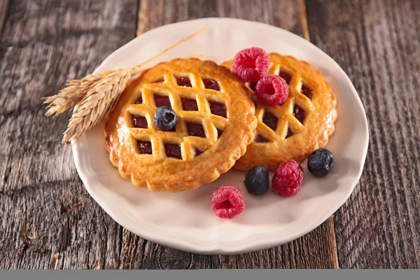 Kekse mit Beerengelee auf Teller — Stockfoto