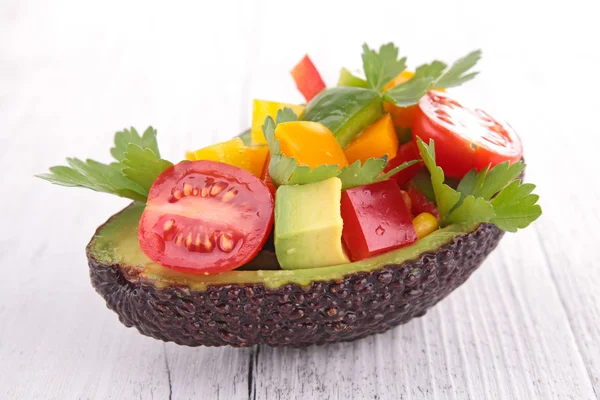 Salat mit Gemüse in Avocado — Stockfoto