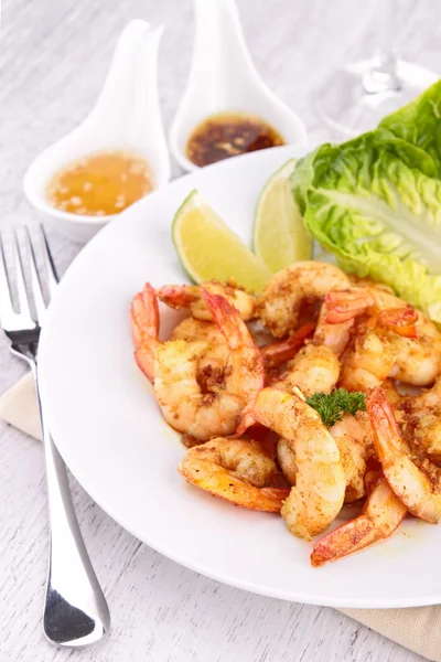 Fried shrimps and lime close up — Stock Photo, Image