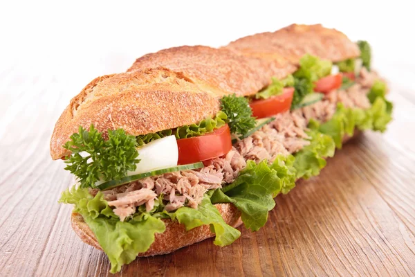 Ton balığı ile büyük ve lezzetli sandviç