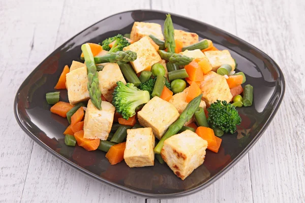 Tofu frito y verduras — Foto de Stock