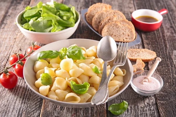 Massas alimentícias, salada fresca e pão — Fotografia de Stock