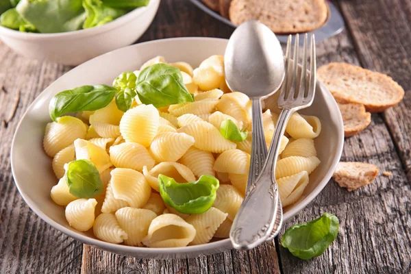 Nudeln, frischer Salat und Brot — Stockfoto