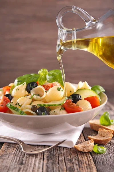 Sałatka z makaronem i oliwy z oliwek — Zdjęcie stockowe