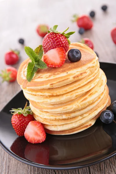 Puncake with berries and mint — Stock Photo, Image