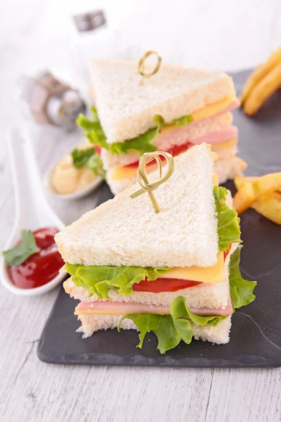 Сэндвич и картошка фри на палочках — стоковое фото